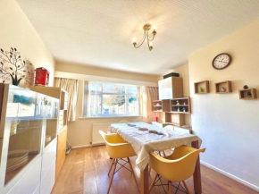 Spacious 3-Bed Family Retreat with Cozy Living and Garden!